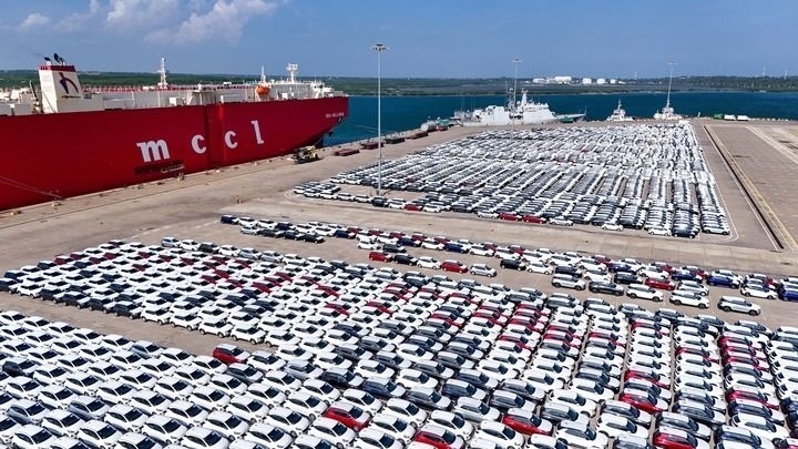 這是2024年3月28日拍攝的斯里蘭卡漢班托塔港（無(wú)人機(jī)照片）。漢班托塔港是中斯共建“一帶一路”重點(diǎn)合作項(xiàng)目，位于斯里蘭卡南端，是一座綜合性人工深水海港，許多往來(lái)亞洲、歐洲、非洲的貨船在此經(jīng)過(guò)。新華社記者 徐欽 攝