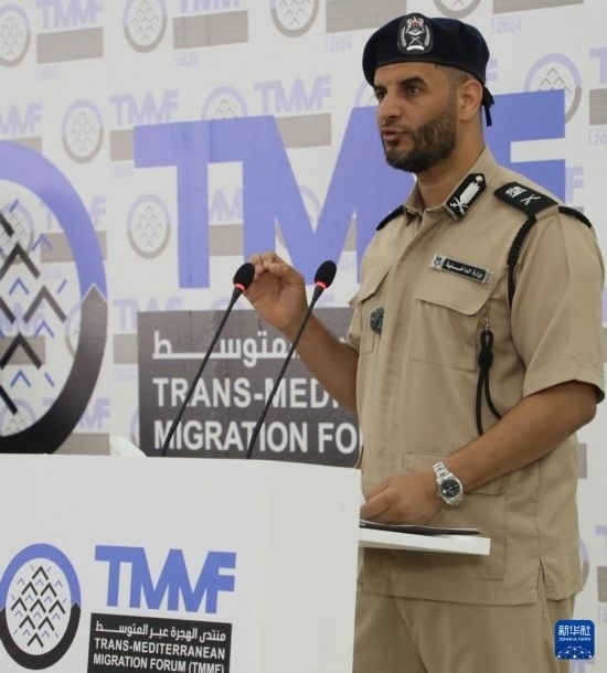 7月10日，利比亞內(nèi)政部長(zhǎng)特拉貝爾西在首都的黎波里舉行的新聞發(fā)布會(huì)上講話。新華社發(fā)（哈姆扎·圖爾基亞攝）