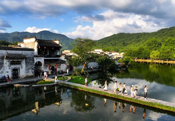 游客在安徽省黃山市黟縣宏村游玩（2024年7月7日攝）。新華社記者 杜宇 攝