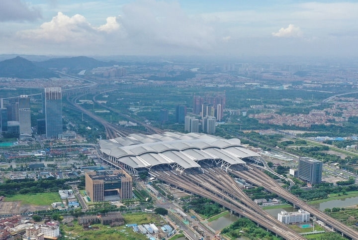 這是2024年6月23日拍攝的廣州南站（無(wú)人機(jī)照片）。新華社記者 劉大偉 攝
