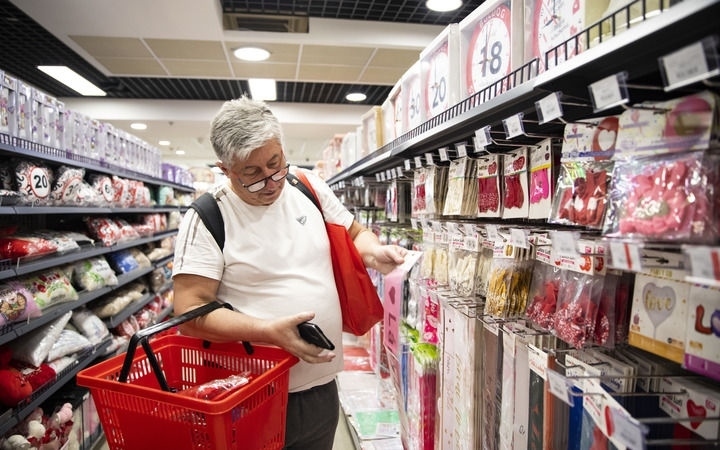 2024年4月29日，在匈牙利布達(dá)佩斯，一名男子在中歐商貿(mào)物流合作園區(qū)的中國(guó)商品交易展示中心內(nèi)購(gòu)物。中歐商貿(mào)物流合作園區(qū)是中國(guó)在歐洲地區(qū)建設(shè)的首個(gè)商貿(mào)物流型境外經(jīng)貿(mào)合作區(qū)，也是集商貿(mào)展示與交易、物流運(yùn)輸與倉(cāng)儲(chǔ)、產(chǎn)業(yè)投資與合作功能于一體的中歐企業(yè)雙向互動(dòng)平臺(tái)。新華社記者 張帆 攝