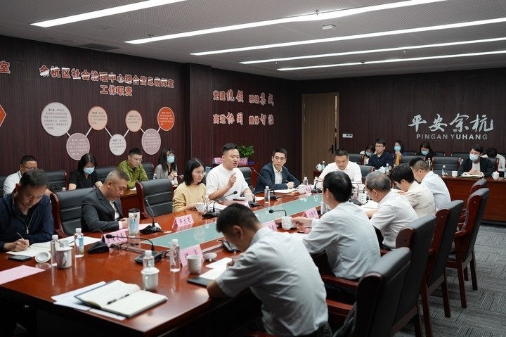 由浙江省信訪局和相關部門負責人組成的下訪團在杭州市余杭區(qū)社會治理中心接待來訪群眾。新華社記者 翁忻旸 攝