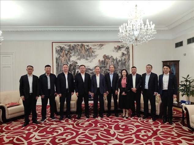 中國駐瑞典大使崔愛民（左五）會見中國中鐵股份有限公司總裁陳文健一行并合影。中國駐瑞典大使館供圖