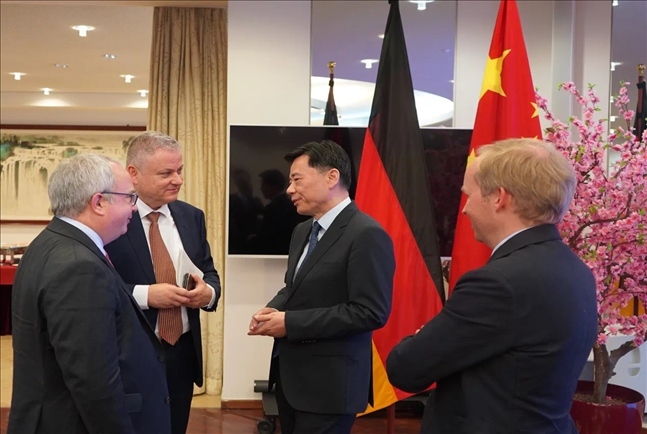 （吳懇大使與德國家族企業(yè)基金會代表團(tuán)成員交流 使館供圖）