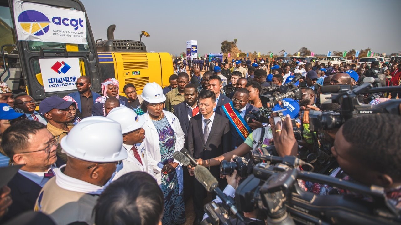 剛果（金）當?shù)孛襟w采訪出席開工儀式的有關負責人。中鐵資源集團供圖