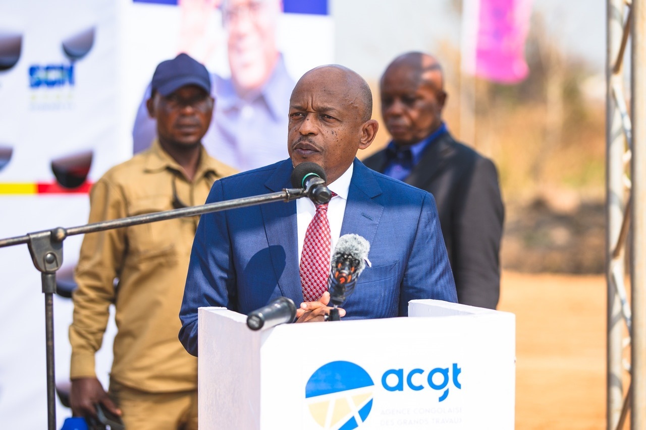 剛果（金）國務部長兼基礎設施和公共工程部長穆武尼在開工儀式上致辭。中鐵資源集團供圖