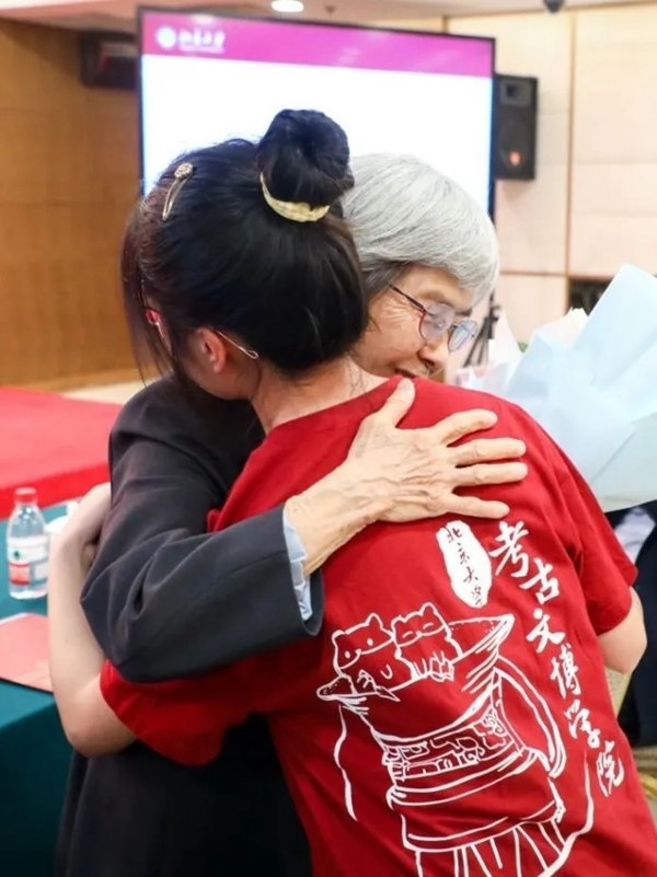 2023年，在校友向母校捐贈儀式上，鐘芳蓉與樊錦詩擁抱。校方供圖