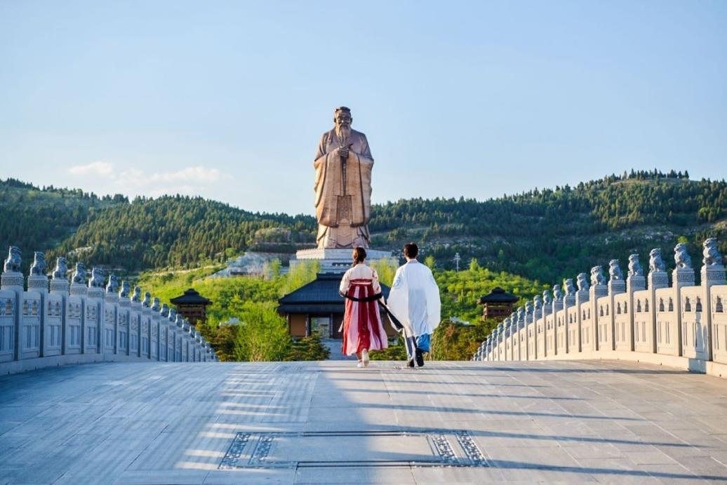 游客漫步尼山圣境領(lǐng)略古脈綿長(zhǎng)。人民網(wǎng) 喬姝攝