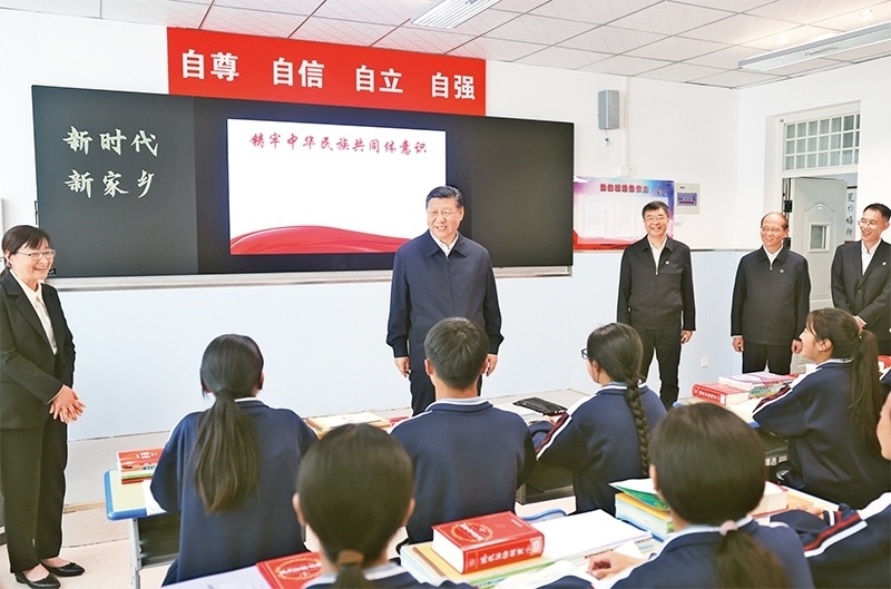 2024年6月18日至19日，中共中央總書記、國家主席、中央軍委主席習(xí)近平在青?？疾?。這是18日下午，習(xí)近平在果洛西寧民族中學(xué)高一（1）班觀摩“新時代、新家鄉(xiāng)”主題思政課。 新華社記者 鞠鵬/攝