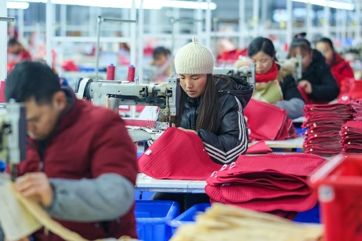 2024年1月18日，社區(qū)居民在紅安社區(qū)的鄉(xiāng)村振興就業(yè)車間工作。紅安社區(qū)是由易地搬遷安置區(qū)單獨(dú)成立的新社區(qū)，位于湖南省湘西土家族苗族自治州鳳凰縣禾庫(kù)鎮(zhèn)。新華社記者 張鋮 攝