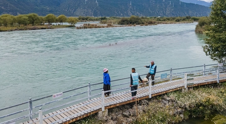 西藏雅尼國(guó)家濕地公園管護(hù)員在巡護(hù)途中小憩（無(wú)人機(jī)照片，2023年9月8日攝）。新華社記者 丁增尼達(dá) 攝