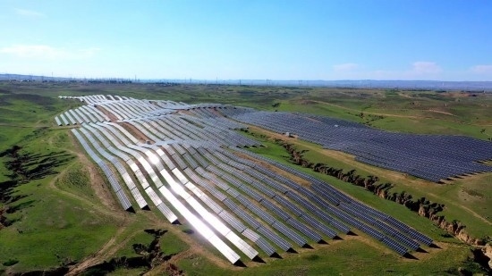 紅寺堡區(qū)發(fā)展光伏產(chǎn)業(yè)。新華社發(fā)（康國(guó)慶 攝）
