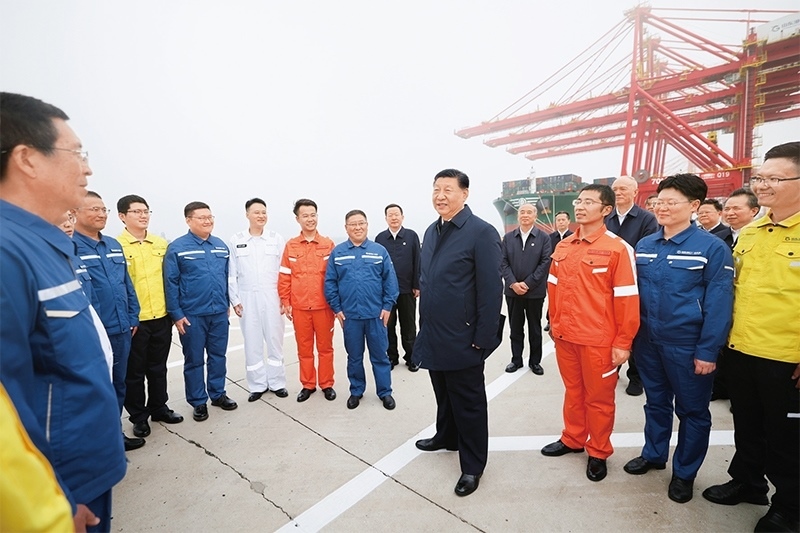 2024年5月22日至24日，中共中央總書記、國家主席、中央軍委主席習(xí)近平在山東考察。這是22日下午，習(xí)近平在日照港親切慰問港口科技工作者、運營人員、航運人員。 新華社記者 鞠鵬/攝