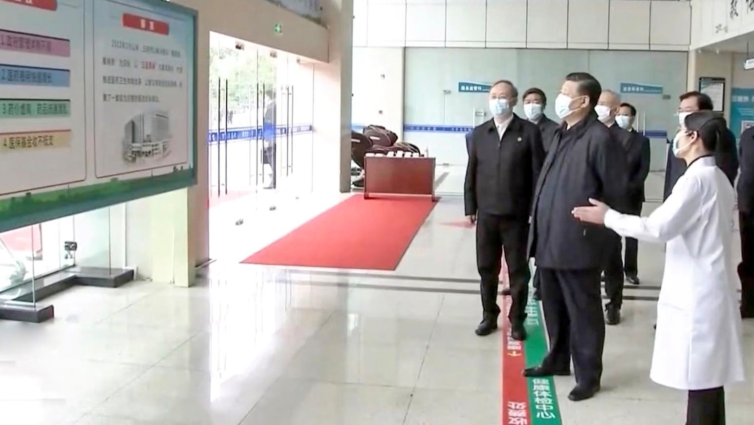 △2021年3月23日，習(xí)近平總書記在福建三明沙縣總醫(yī)院住院樓一層大廳，聽取醫(yī)改情況介紹。