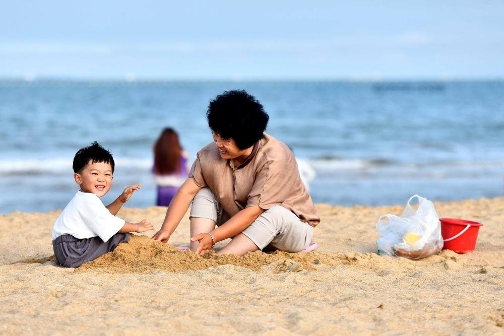 △山東日照陽光海岸綠道沙灘一角。近年來，日照還海于民、還景于民，在保留松林、沙灘、礁石和濕地資源的基礎(chǔ)上，修復(fù)整治生態(tài)岸線，打造出一條長約28公里的陽光海岸綠道，吸引眾多市民游客度假休閑。