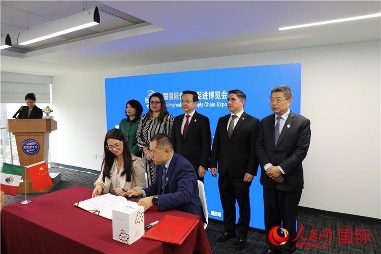 與會嘉賓簽署關(guān)于共同促進墨西哥企業(yè)參加第二屆鏈博會合作備忘錄。人民網(wǎng) 埃內(nèi)斯托·多明戈斯攝