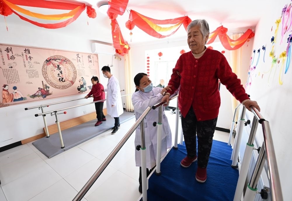 在河北省香河縣安平鎮(zhèn)運(yùn)河新村醫(yī)養(yǎng)中心，老年人在進(jìn)行康復(fù)訓(xùn)練（2024年2月29日攝）。新華社記者 王曉 攝