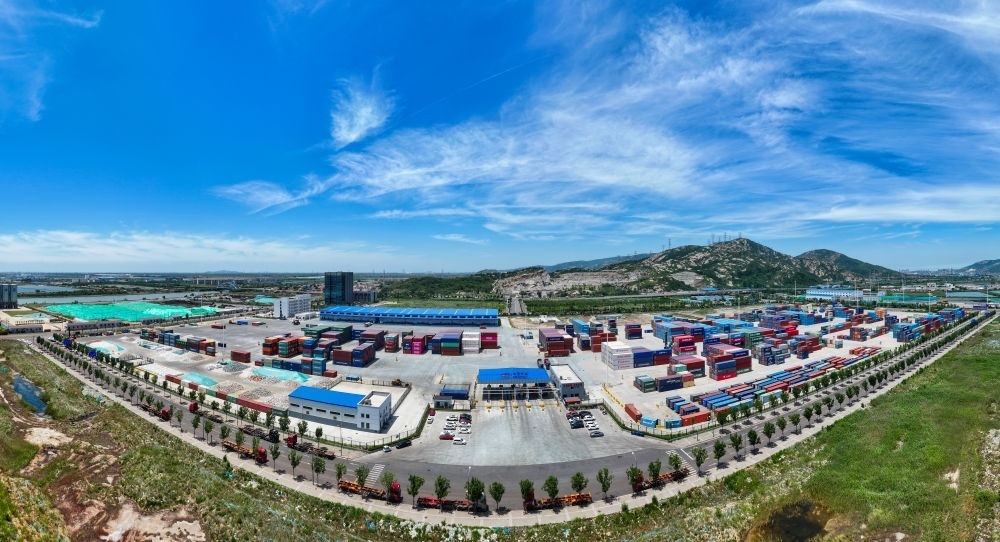 2024年6月26日拍攝的位于江蘇省連云港市連云區(qū)的上合組織（連云港）國(guó)際物流園內(nèi)的中國(guó)外運(yùn)集裝箱場(chǎng)站（無(wú)人機(jī)照片）。上合組織（連云港）國(guó)際物流園是連云港建設(shè)“一帶一路”交匯點(diǎn)強(qiáng)支點(diǎn)和上合組織國(guó)家出海基地的重要平臺(tái)載體。新華社記者 季春鵬 攝