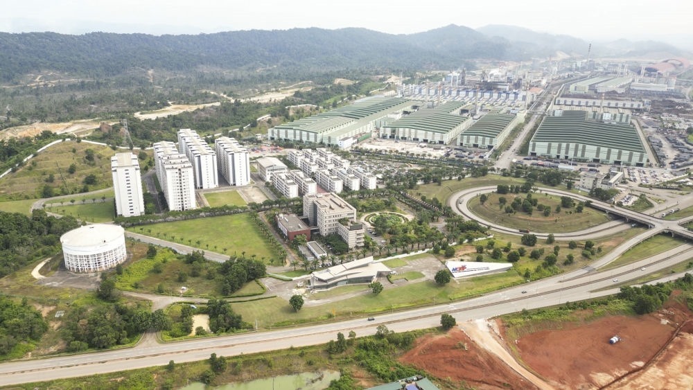 這是2024年6月13日在馬來(lái)西亞彭亨州拍攝的馬中關(guān)丹產(chǎn)業(yè)園（無(wú)人機(jī)照片）。新華社記者 程一恒 攝