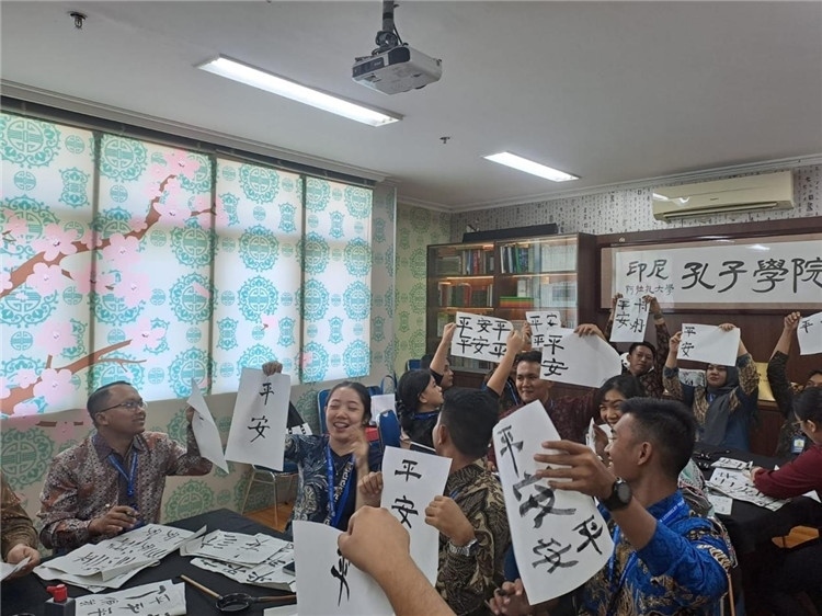 警察學(xué)員們展示書(shū)法學(xué)習(xí)成果?；顒?dòng)主辦方供圖