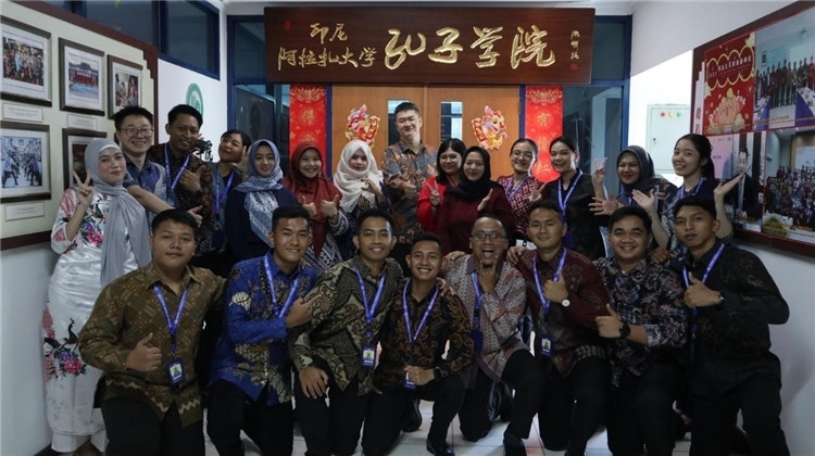 警察 學(xué)員們?cè)诳自洪T(mén)口合影?；顒?dòng)主辦方供圖