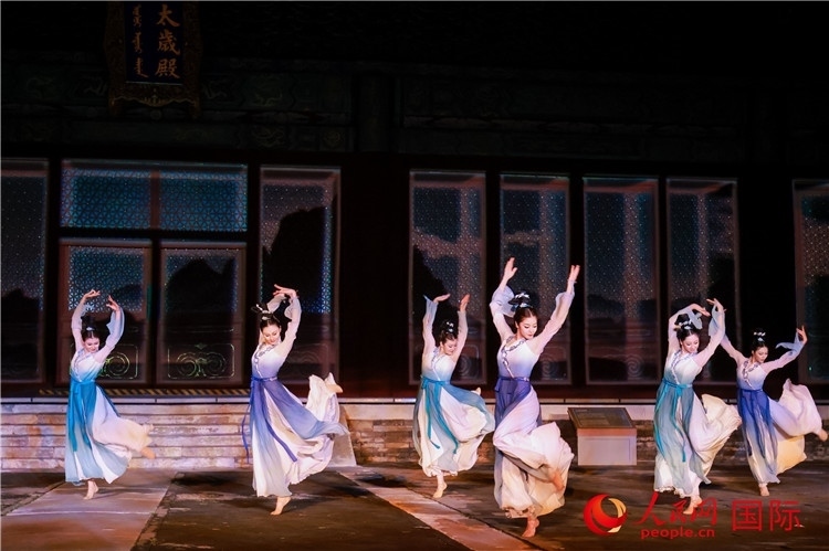 “光影北京——2024世界燈光師大會”開幕式當晚的燈光秀表演。人民網(wǎng)記者 趙益普攝