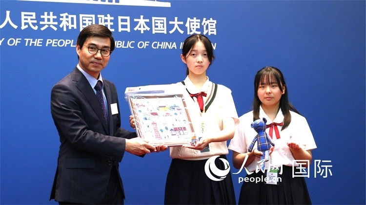 日本小大使向中國(guó)駐日本大使館臨時(shí)代辦施泳贈(zèng)送當(dāng)?shù)靥厣Y品。人民網(wǎng) 許可攝