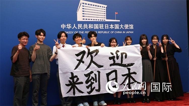 日本小大使現(xiàn)場(chǎng)書寫“歡迎來到日本”。人民網(wǎng) 許可攝