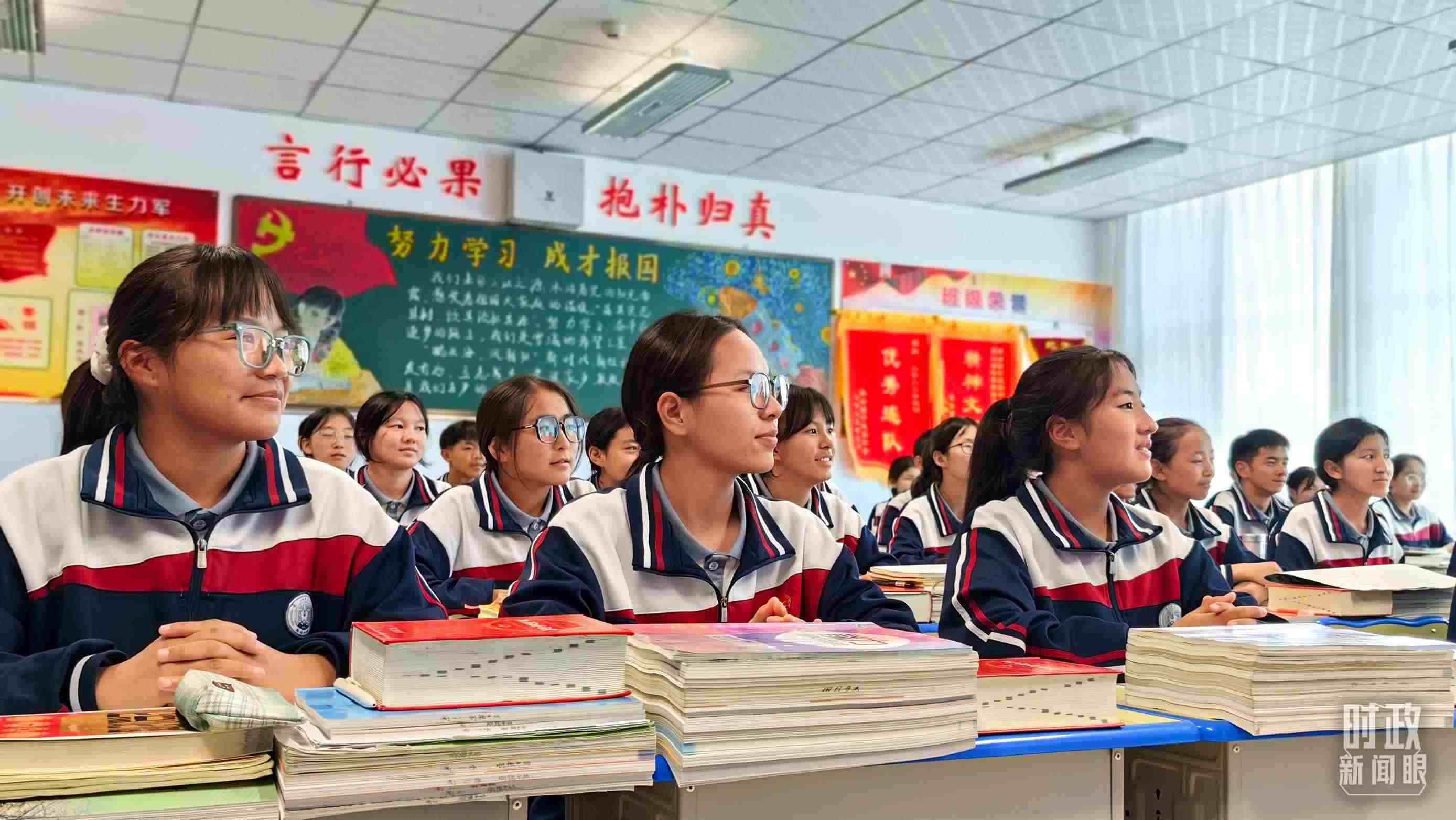 △果洛西寧民族中學(xué)高一（1）班的“新時(shí)代、新家鄉(xiāng)”主題思政課。（總臺(tái)央視記者段德文拍攝）