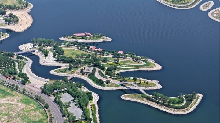 這是2024年6月28日拍攝的天津市濱海新區(qū)南灣公園一景（無人機(jī)照片）。新華社記者 李然 攝