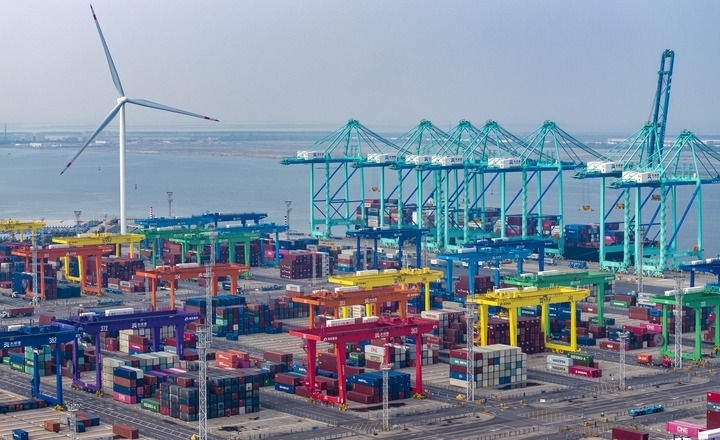 2024年7月3日，一艘集裝箱貨輪?？吭谔旖蚋邸爸腔哿闾肌贝a頭（無人機(jī)照片）。新華社記者 趙子碩 攝