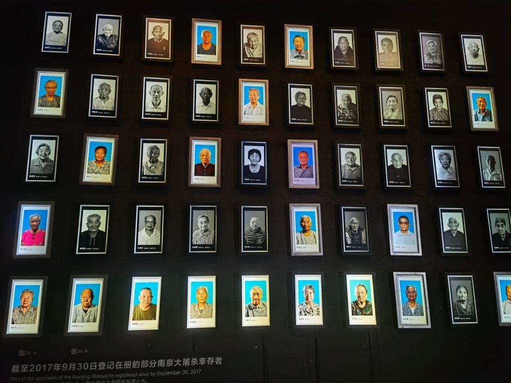 侵華日軍南京大屠殺遇難同胞紀(jì)念館內(nèi)的幸存者照片墻局部。新華社記者邱冰清 攝