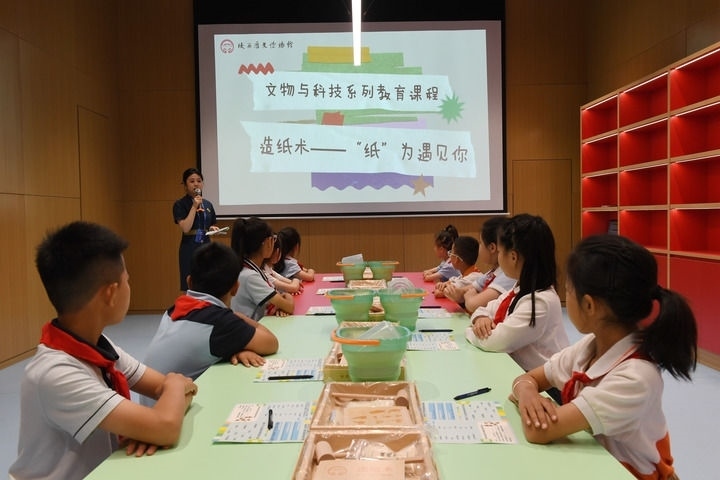 2024年5月18日，小學(xué)生在陜西歷史博物館秦漢館參加“文物與科技”系列教育課程。新華社記者 李一博 攝