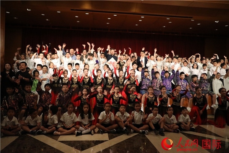 中美青少年藝術交流匯演活動結束后，嘉賓們與學生們合影。人民網(wǎng)記者 李志偉攝