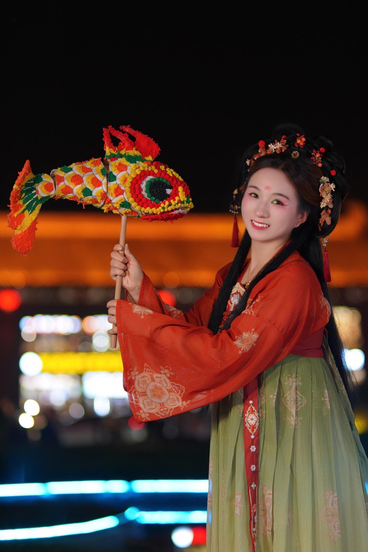 游客身穿漢服漫步在西安大唐不夜城。受訪者供圖