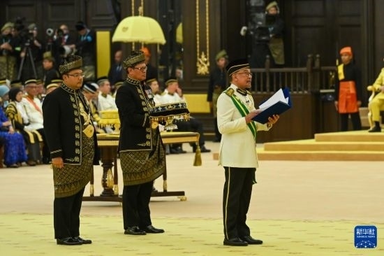  7月20日，馬來西亞總理安瓦爾（右）在吉隆坡出席最高元首登基儀式。新華社發(fā)（馬來西亞新聞局供圖）