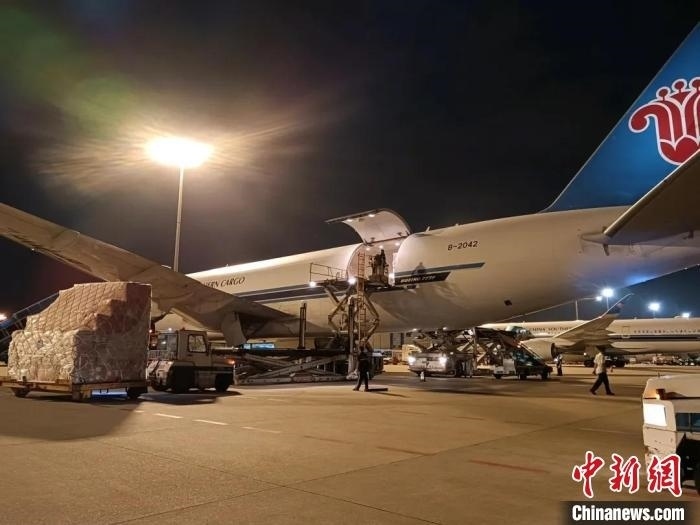 南航物流客機正裝運前往巴黎的跨境電商貨物。南方航空 供圖