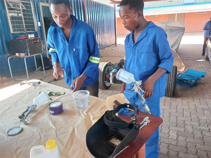 南非學(xué)生認(rèn)真改造“老爺車”。索尚古夫技術(shù)高中供圖