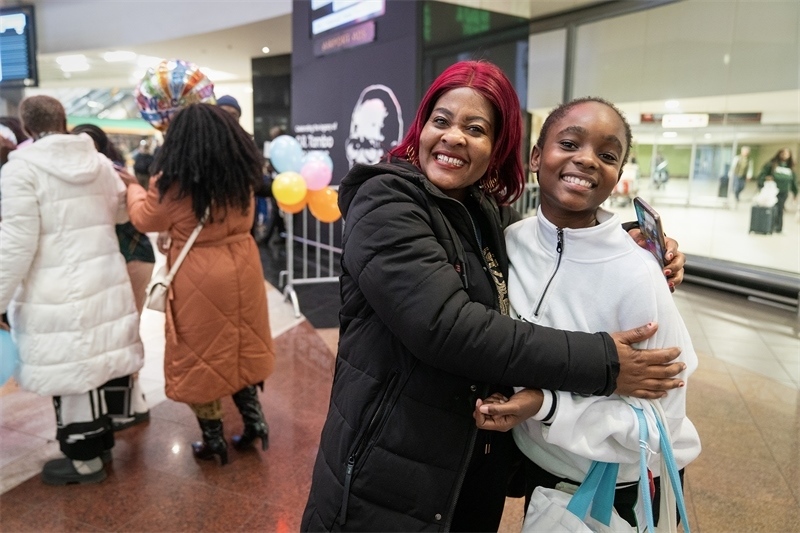 學(xué)生與家長相擁歡慶。希拉茲·莫林?jǐn)z