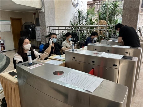 廣州市越秀區(qū)教育局現(xiàn)場審核返區(qū)生辦理材料，采用“提前網(wǎng)上預(yù)約、現(xiàn)場分批辦理”的方式進(jìn)行。廣州市越秀區(qū)教育局供圖