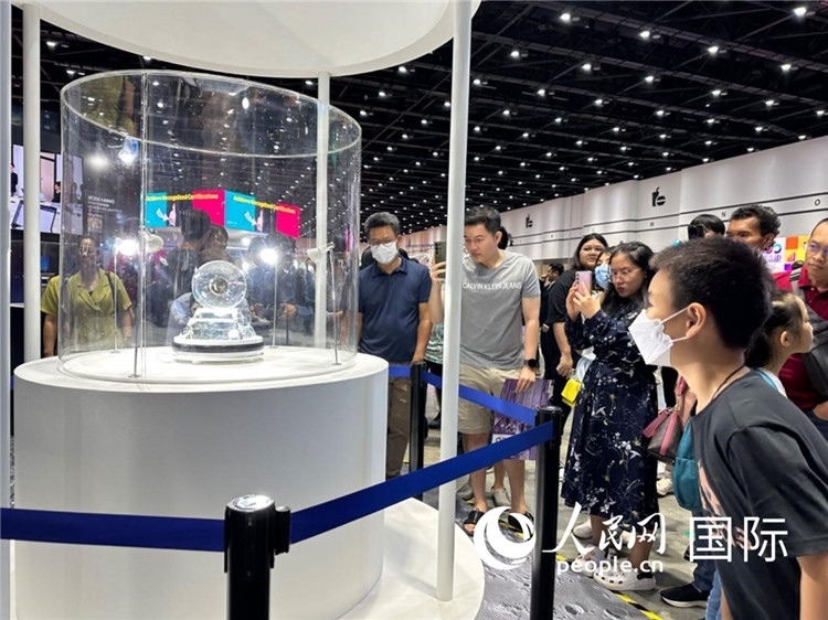 觀眾參觀中國(guó)“嫦娥五號(hào)”探測(cè)器從月球帶回的珍貴樣品。人民網(wǎng)記者簡(jiǎn)承淵攝
