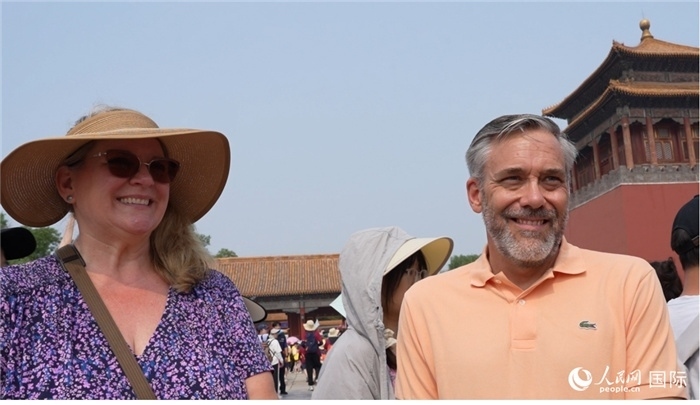 圖為來自美國(guó)拉斯維加斯的游客格雷琴·拉森 （Gretchen Larsen）（左）和她的丈夫埃里克·拉森（Eric Larsen）（右）。人民網(wǎng)記者 吳超嵐攝