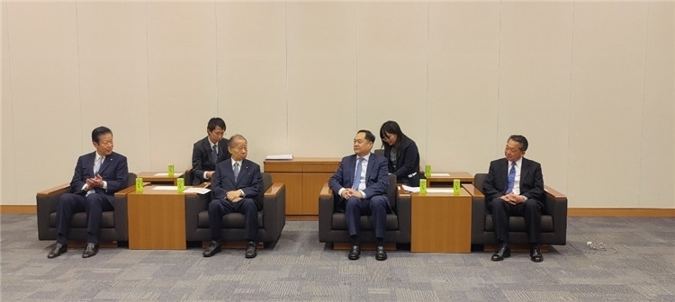 4月11日，楊萬明會長在東京會見日中友好議員聯(lián)盟會長二階俊博（左二）。中國人民對外友好協(xié)會供圖