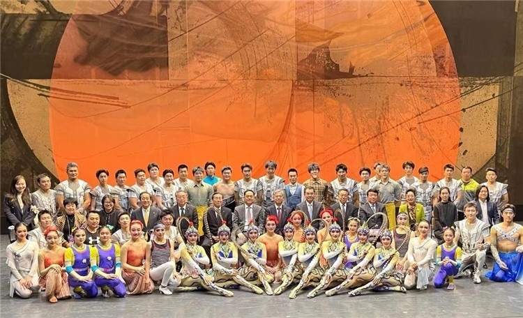 4月12日，中國人民對外友好協(xié)會會長楊萬明、駐日大使吳江浩及來自36國70位駐日使節(jié)代表等現(xiàn)場觀看中國雜技團東京公演。中國人民對外友好協(xié)會供圖