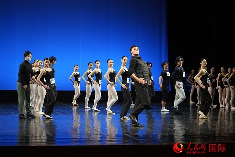 3月26日，松山芭蕾舞團青年代表團成員在中央芭蕾舞團交流學(xué)習(xí)。人民網(wǎng)記者 張麗婭攝