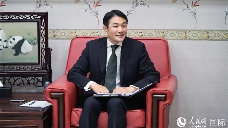 使館發(fā)言人畢海波公參介紹黨的二十屆三中全會(huì)情況并回答記者提問。人民網(wǎng) 郭錦標(biāo)攝