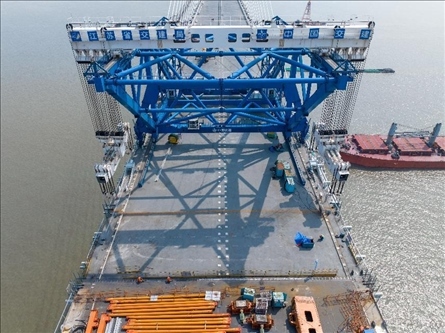 △ 圖為我國(guó)自主研發(fā)的世界最大噸位橋面吊機(jī)。