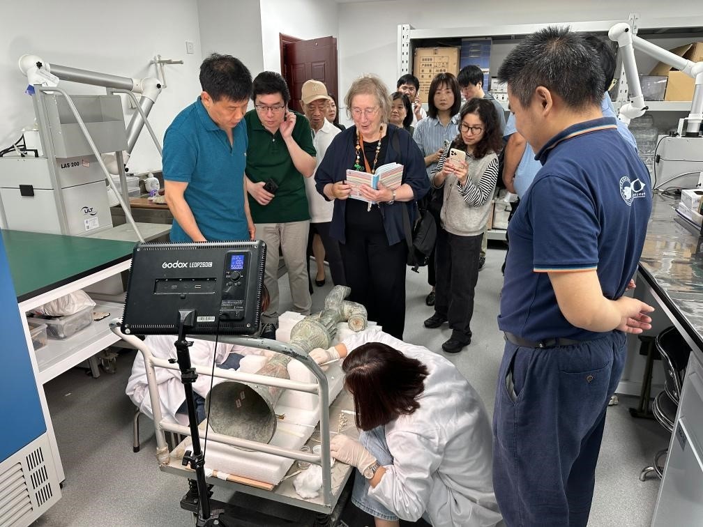 2024年5月28日，英國考古學(xué)家、牛津大學(xué)教授杰西卡·羅森在文物保護(hù)修復(fù)實(shí)驗(yàn)室觀摩文物。新華社發(fā)（四川省文物考古研究院供圖）