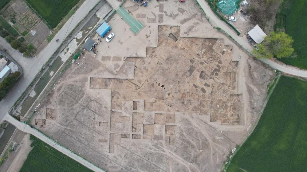 這是2024年3月23日拍攝的四川省廣漢市三星堆遺址發(fā)掘區(qū)（無人機(jī)照片）。新華社發(fā)（四川省文物考古研究院供圖）