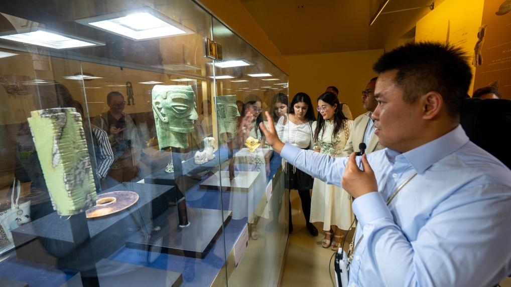 2024年6月14日，冉宏林在埃及開羅舉辦的“三星堆·金沙”主題數(shù)字展上向埃及公眾介紹三星堆文化。新華社發(fā)（四川省文物考古研究院供圖）